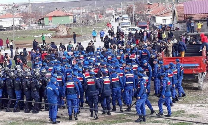 Gergin anlar! Köylüler yolu trafiğe kapattı