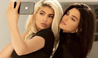 Kendall & Kylie Jenner kardeşler, kendi giyim markaları için üstsüz poz verdi!