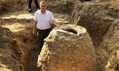 Tarlasını sürerken 200 yıllık tahıl ambarı buldu