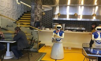 Robot garsonlar iş başında