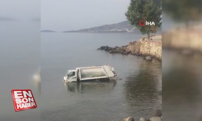 İzmir’de çöp kamyonu denize uçtu