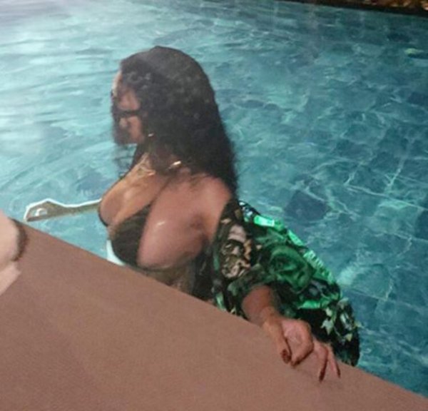 Rihanna'dan bikinili pozlar