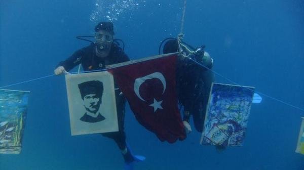 Su altında Atatürk portresi çizdiler