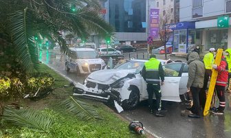 Maltepe’de Kaza! Sürücü Otomobilde Sıkıştı!