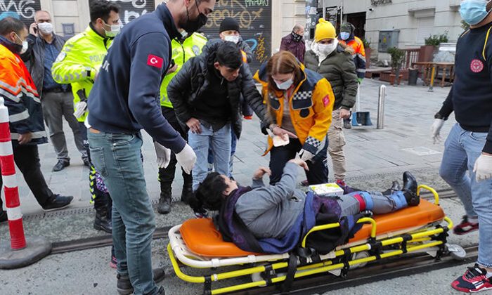 İstiklal Caddesi’nde 3 kişinin bindiği motosikletle temizlik aracı çarpıştı