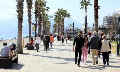 Güneşli hava virüsü unutturdu, sahil ve parklar doldu!