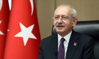 Kılıçdaroğlu: Bir nefes sıhhat için kendi nefesinden vazgeçen sağlık emekçilerimizin hatırası önünde saygıyla eğiliyorum!