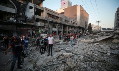 İsrail,Gazze’nin en işlek bölgelerinden 14 katlı Eş-Şuruk adlı binayı hava saldırısıyla yerle bir etti.