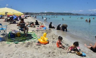 Çeşme plajlarında bayram yoğunluğu