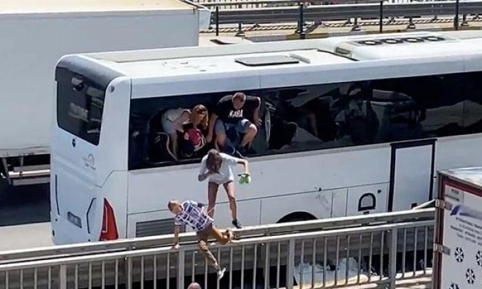 Turistler otobüsün camlarını kırdı