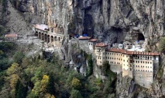 Sümela Manastırı’ndaki restorasyon atıkları temizlendi