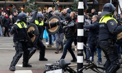 Amsterdam’da yasaklanmış korona protestosunda binlerce kişi – polis sert önlem alıyor