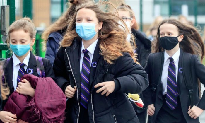 İngiltere’de öğrenciler maske takmaya başlayacak