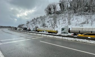 Yalova-Bursa kara yolu kayan tır sebebiyle kapandı.