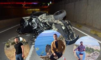 Antalya’da aşırı süratle yol alan  otomobil, refüjdeki yön levhasına çarptı.