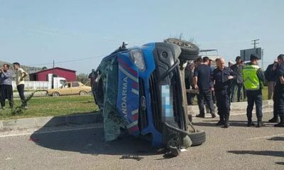 Adana’nın Kozan ilçesinde jandarma minibüsüyle otomobil çarpıştı.2 asker şehit oldu, 3 asker yaralandı.