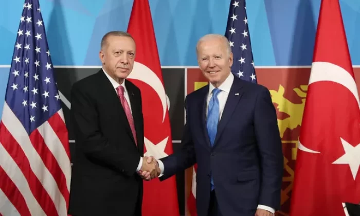 Biden,”Harika bir iş yapıyorsunuz. Size teşekkür etmek istiyorum.” dedi.