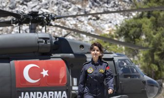 Jandarmanın ilk ve tek kadın pilotu orman yangınında da başarıyla görev yapıyor