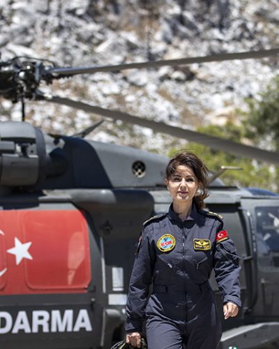 Jandarmanın ilk ve tek kadın pilotu orman yangınında da başarıyla görev yapıyor