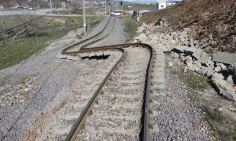 Deprem tren raylarının bükülmesine sebep oldu