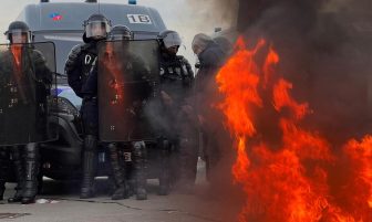 Paris’te sokaklara inen binlerce kişi emeklilik reformunu protesto etti.