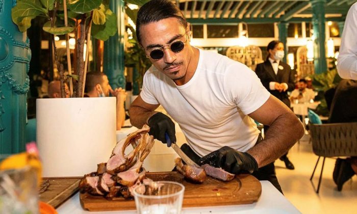 Nusret Gökçe’ye ait New York’un en kötü restoranı,Salt Bae Burger’ kapandı.