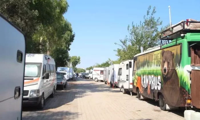 Konyaaltı Sahili’nde karavancılar,kendilerine yer gösterilmeden alandan ayrılmamakta kararlı.