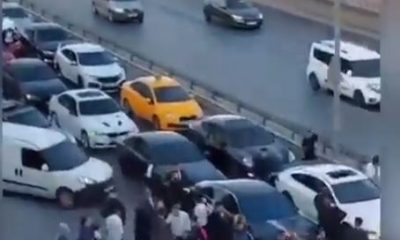 İstanbul E/5 Yan yolda halay çeken düğün konvoyu,Trafiğin tıkanmasına neden oldu.