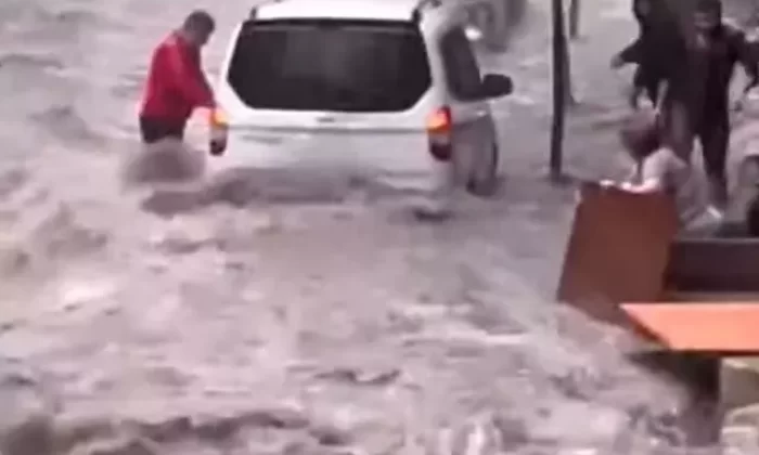 İstanbul’da Başakşehir, Sultangazi, Arnavutköy’de Yollar göle döndü