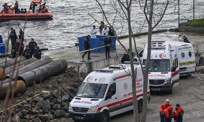 İSPARK’ın ortaköydeki iskelesinde çökme nedeniyle 2 işçi denize düştü.