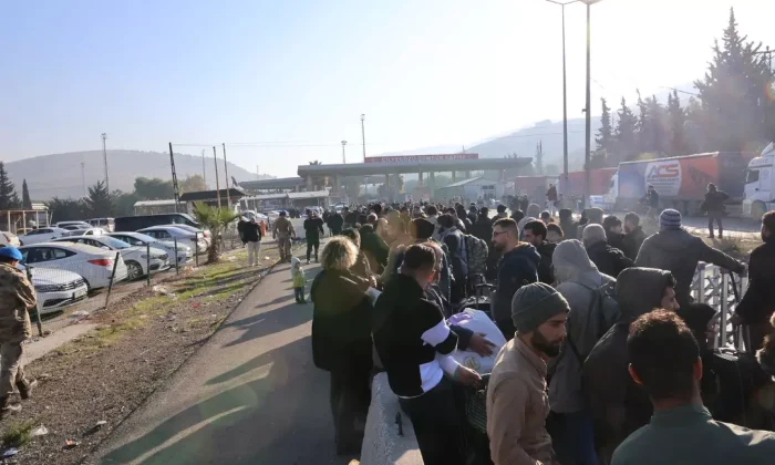 Hatay’dan ülkesine dönen Suriyeliler uzun kuyruklar oluşturdu